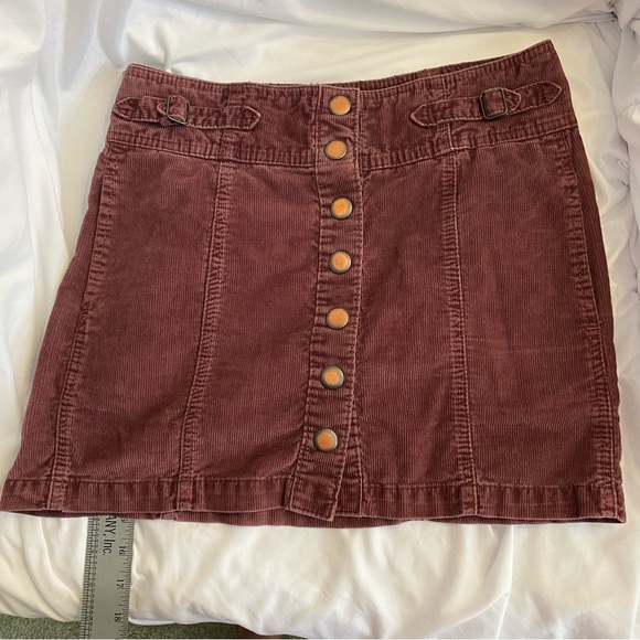 Gap Corduroy Mini Skirt, Size 2, Burgundy with Snap closure. - Picture 1 of 4